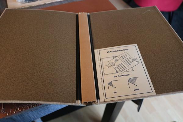 alter unbenutzter Sammelordner für Hilf mit! Illustrierte deutsche Schülerzeitung